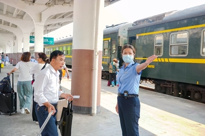 湛江站客運(yùn)工作人員幫引導(dǎo)旅客順利進(jìn)站乘車。李超宇攝